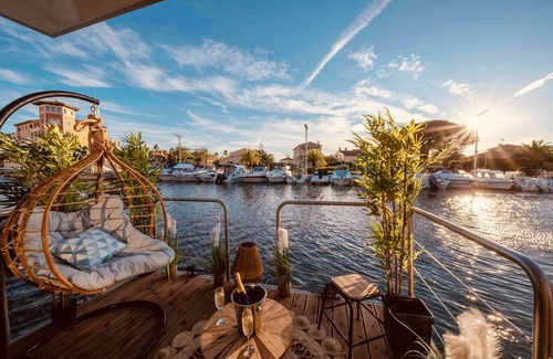 Frejus Plage Boat Rental | Suite : Nid d'amour sur l'eau avec Balnéo transparente (Port Fréjus)