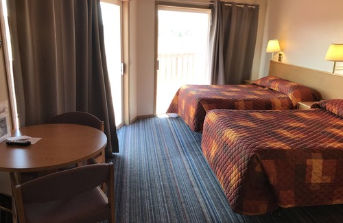 Crooked River Ranch Hotel | Suite with 2 Queen Beds and 1 Queen Sofa Bed - Golf Course View