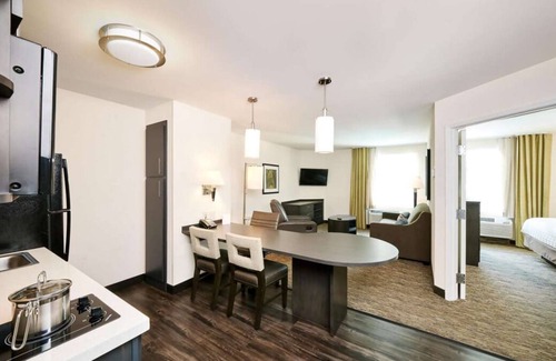 Brentwood House | Suite with all the comforts of home, Outdoor pool and Pets allowed!