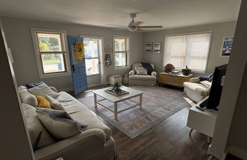 Manistee House | Sullivan Summer House - walk to downtown + beach