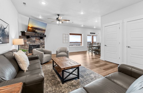 Table Rock House | Summer Breeze -- Sleeps 17 6 Bedroom Home by RedAwning