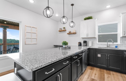 Table Rock House | Summer Breeze -- Sleeps 17 6 Bedroom Home by RedAwning