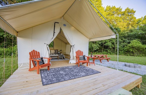 Cassville RV Rental | Summer Escape: Hike & Stargaze near Roaring River