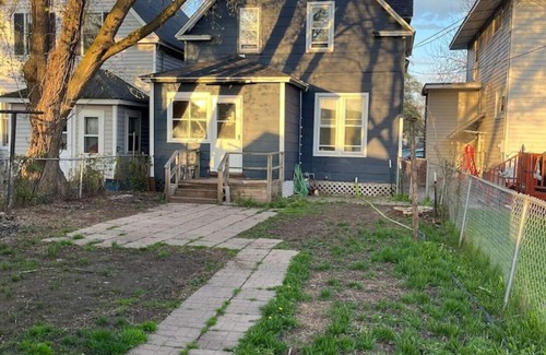 Superior House | Summer Fun in Duluth or Superior! 3bd 1bath. Dog friendly