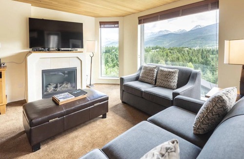 Blueberry Hill Condo | Summer Getaway - Whistler! Beautiful 2br Condo, pool, hotub, view, walk to town
