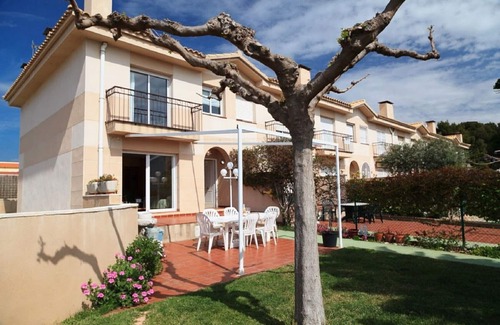 Miami Platja Ski Chalet | Summer House with Private Garden, BBQ & Pool · UHC CASA MAGNOLIA