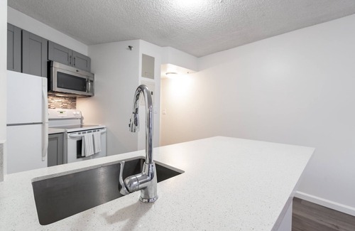 Downtown Honolulu Condo | 😎 Summer Special - Downtown Honolulu Skyview - 1Bed+Den- Free Parking 🏄‍♂️