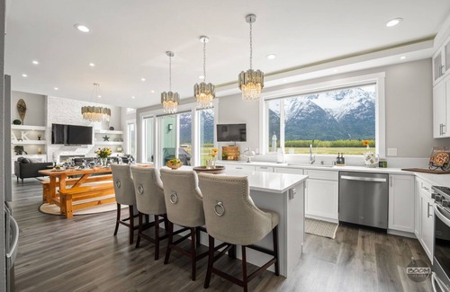 Butte House | Summer Wind North - Luxurious Home w/Hot Tub, & Epic Views! Near Reindeer Farm!