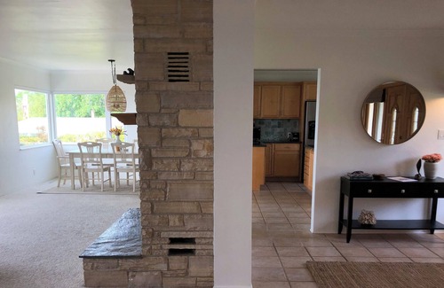 Summerland House | SUMMERLAND Panoramic Ocean Views / Walk to Beach & Town, Family Friendly.