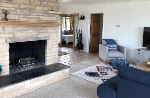Summerland House | SUMMERLAND Panoramic Ocean Views / Walk to Beach & Town, Family Friendly.