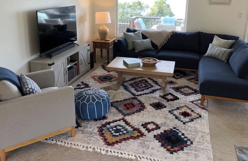 Summerland House | SUMMERLAND Panoramic Ocean Views / Walk to Beach & Town, Family Friendly.