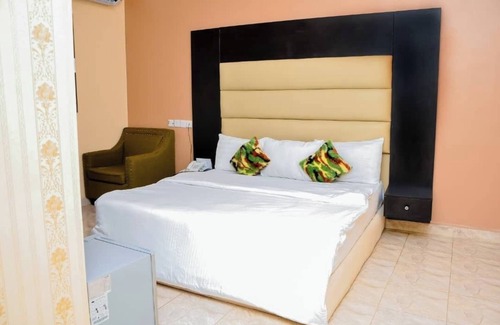 Epetu Hotel | SummerTym Hotel & Suites