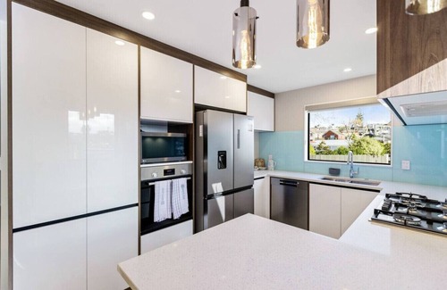 Mount Roskill House | Summit Crest Townhouse with Parking and Air-con
