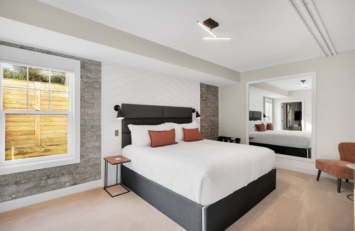 Mount Shasta Hotel | Summit Lofts+Brick walls+King Suite+Mt Shasta(101)