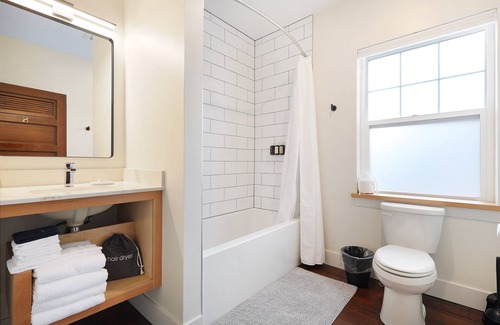Mount Shasta Hotel | Summit Lofts, Downtown Mt Shasta, King Bed, #203