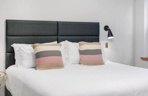 Mount Shasta Hotel | Summit Lofts, King Bed, Downtown Mt. Shasta #202