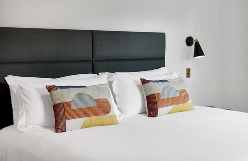 Mount Shasta Hotel | Summit Lofts, View Mt Shasta, King Bed, #204
