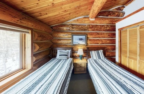 Wildernest Cabin | Summit Peaks LodgenSleeps 14nPet friendlynIncredible Views, Close to ski resort