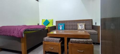 Gomti Nagar Apartment | Sumptuous 1BHk Couple friendly
