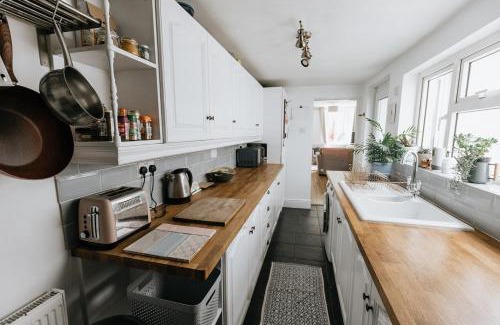 Newland Near Ulverston House | SUN COTTAGE - Cosy Cottage in Ulverston with a log burner in Ulverston, Cumbria