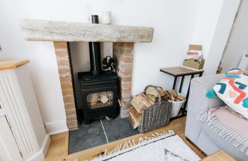 Newland Near Ulverston House | SUN COTTAGE - Cosy Cottage in Ulverston with a log burner in Ulverston, Cumbria