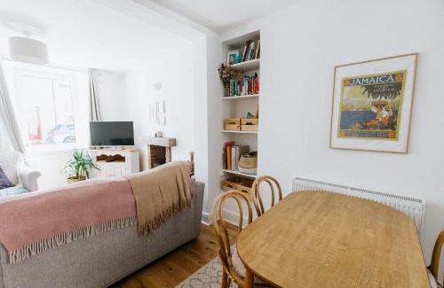 Newland Near Ulverston House | SUN COTTAGE - Cosy Cottage in Ulverston with a log burner in Ulverston, Cumbria