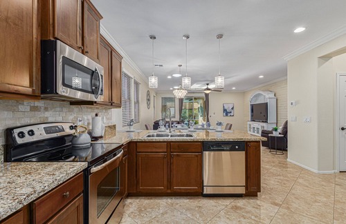 Sun City House | Sun, Fun, Hot Pool Sleeps 8, Workspace!