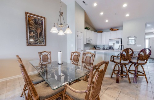 Sunset Island Condo | Sun-kissed Bayside condo with pool & WiFi