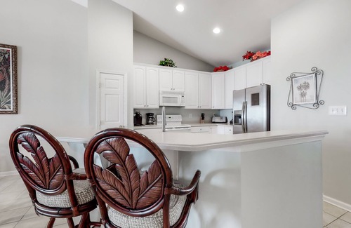 Sunset Island Condo | Sun-kissed Bayside condo with pool & WiFi