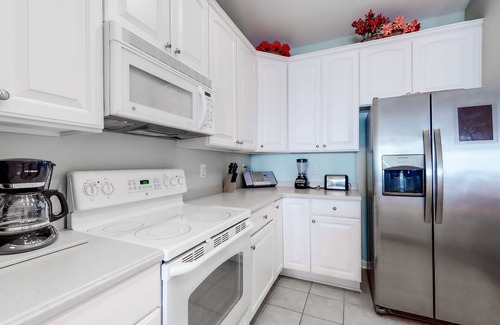 Sunset Island Condo | Sun-kissed Bayside condo with pool & WiFi
