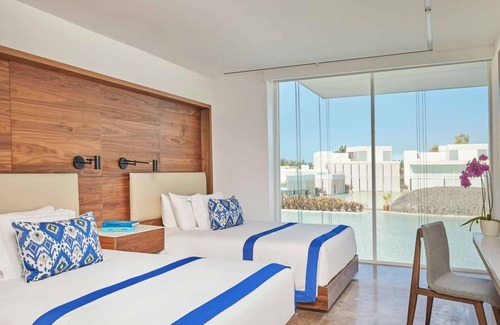 Zona Hotelera House | Sun-kissed Splendor: Rooftop Deck, Private Swimming Pool & Panoramic Oceanview!