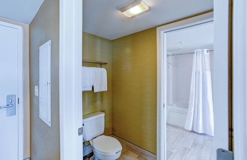 Northeast Virginia Beach Resort | Sun, Sand, and Surf! 2 Great Units with Full Kitchen, Oceanfront, Pool