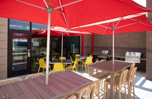 Roswell Hotel | Sun-soaked Stay: 3 Family-friendly Units w/Kitchenette and FREE Breakfast.