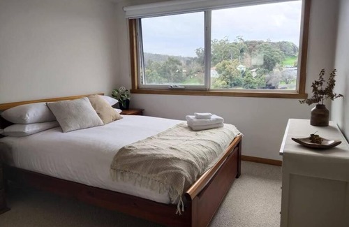 West Launceston Apartment | Sun Studio: Moments From The Gorge