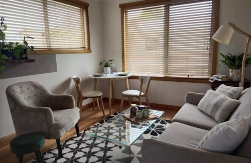 West Launceston Apartment | Sun Studio: Moments From The Gorge