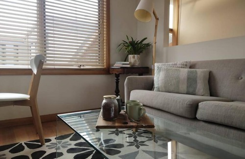 West Launceston Apartment | Sun Studio: Moments From The Gorge