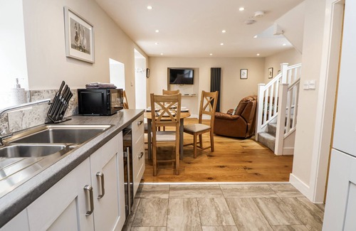 Tunstall Cottage | SUNBIRD COTTAGE, pet friendly, luxury holiday cottage in Biddulph