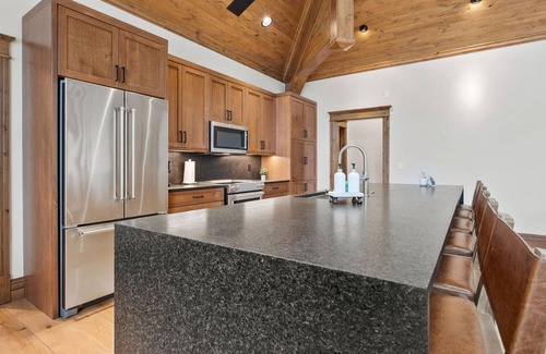 Vail House | Sunburst Chalet by Vail Butler - Gore Range views, next to bike path, 6 mins to ski Vail