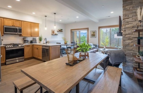 Cle Elum Ski Chalet | Suncadia 3 Bdrm Village Chalet Waterfront Home