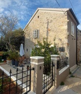 Zdrelac House | Sundial Stone House