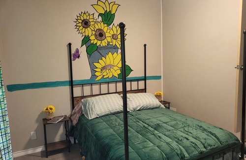 Hobbs Apartment | Sunflower Room Apartment