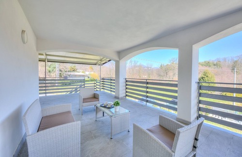 Arolo Apartment | Sunflower Terrace, Leggiuno, Italy