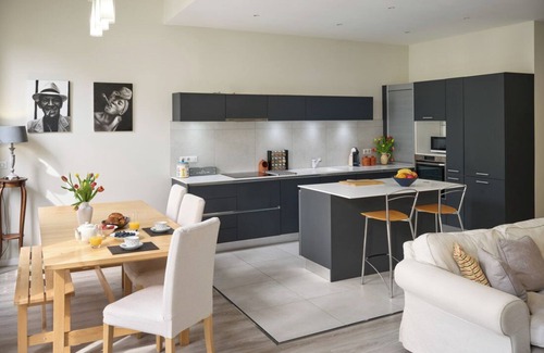 Lepante Quarter Apartment | Sunlight Properties GISELE: Hyper centre, 1 bedroom with bright modern living