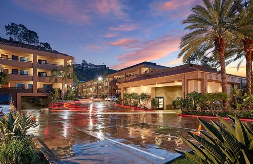 Mission Valley Hotel | Sunlit San Diego Retreat w/Pool - Your Relaxation Spot, 3 Rooms