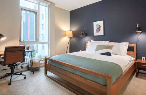 South of Market Apartment | Sunlit SoMa 2BR w/ Gym, Roofdeck, walk to Tech HQs and BART, by Blueground