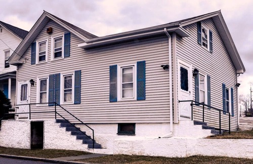 Wanskuck House | Sunny 4 Bed 2 Bath Providence