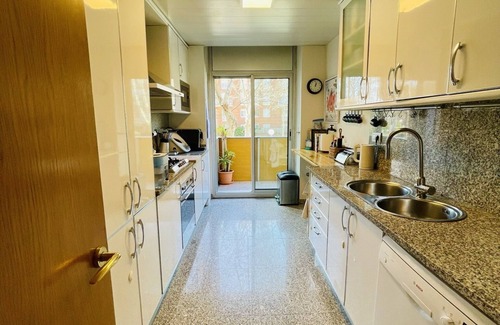 La Vila Olimpica del Poblenou Apartment | SUNNY APT, 2 STREETS FROM THE BEACH + COMMUNITY GREEN AREA + SWIMMING POOL.