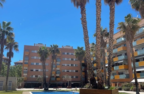 La Vila Olimpica del Poblenou Apartment | SUNNY APT, 2 STREETS FROM THE BEACH + COMMUNITY GREEN AREA + SWIMMING POOL.