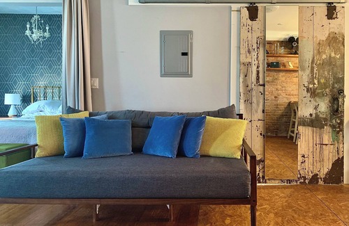 Dudley - Brunswick King Apartment | Sunny Artist Loft
