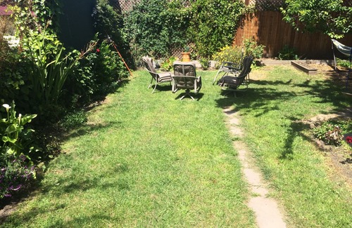 South Berkeley House | Sunny Berkeley 3 bedroom/2 bathroom house near BART (subway)